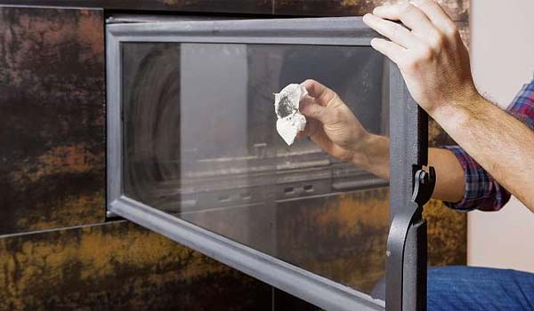 Čištění skla krbových kamen