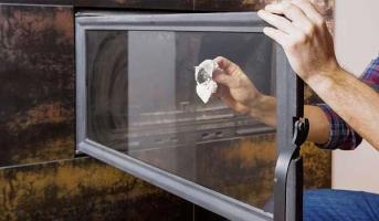 Čištění skla krbových kamen